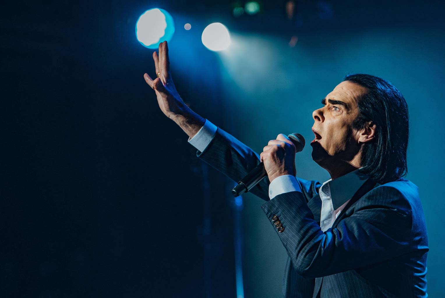 Klasik Nick Cave zůstává naléhavý, smutný i nadějeplný