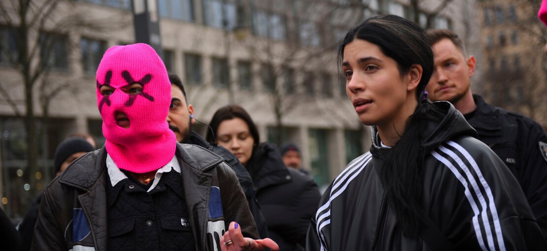 Obrázek k článku „Vrazi!“ Pussy Riot reagují na smrt Navalného. Skupina vznikla na jeho přednášce