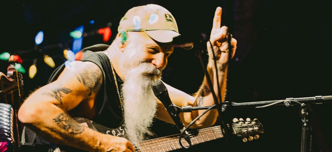 Obrázek k článku NAŽIVO: Tulák Seasick Steve předvedl sbírku kytarových „Frankensteinů“