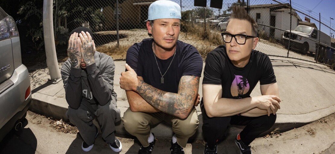 Obrázek k článku GLOSA: Blink-182 do emotivního singlu otiskli všechny vrcholy i tragédie