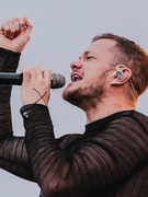 Náhledový obrázek k článku „Váleční štváči jsou po celém světě,“ hájí zpěvák Imagine Dragons koncert v Ázerbájdžánu