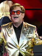 Náhledový obrázek k článku Elton John ztratil zrak. Premiéru muzikálu Ďábel nosí Pradu jen poslouchal