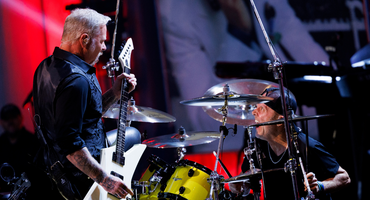 Náhledový obrázek k článku Metallica pařila na Eltona Johna. Poctu britskému zpěvákovi ovládla Joni Mitchell
