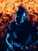 Náhledový obrázek k článku Zpěváka The Exploited skolil infarkt na pódiu. Koncert v Bogotě skončil předčasně