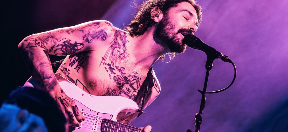 Obrázek k článku Rock for People začal ve velkém. Biffy Clyro hráli nahoře bez