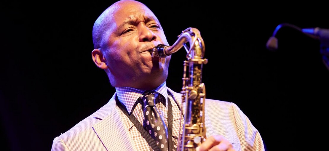 Obrázek k článku Žánrově pestrý program Prague Sounds zahájí jazzový saxofonista Branford Marsalis