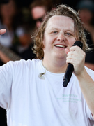 Náhledový obrázek k článku Příliš emocí na Glastonbury. Lewis Capaldi ohlásil nucenou zdravotní pauzu