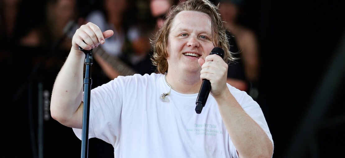 Obrázek k článku Příliš emocí na Glastonbury. Lewis Capaldi ohlásil nucenou zdravotní pauzu