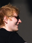 Náhledový obrázek k článku Ed Sheeran si vytetoval na hruď The Offspring. Překvapil koncertem s pankáči