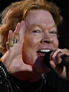 Náhledový obrázek k článku Smolné léto Axla Rose. Zpěvák Guns N’ Roses se v Londýně natáhnul na pódiu