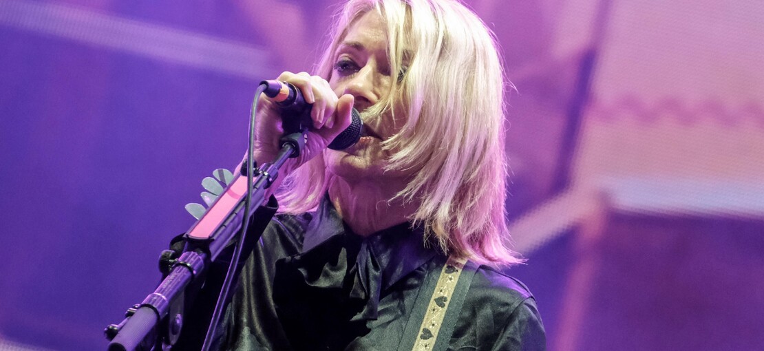 Obrázek k článku Den, kdy umění předčilo fotbal. Ikona Kim Gordon byla na Glastonbury okouzlující