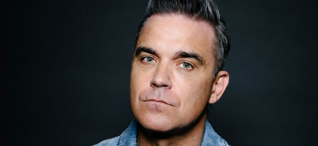 Obrázek k článku Robbie Williams se zlobí. Lidé ho nepoznávají ani ve výstředním obleku